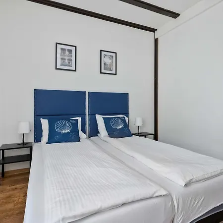 Dom wakacyjny Lana 6 Bedrooms With Parking And Terrace Near The In By Renters *