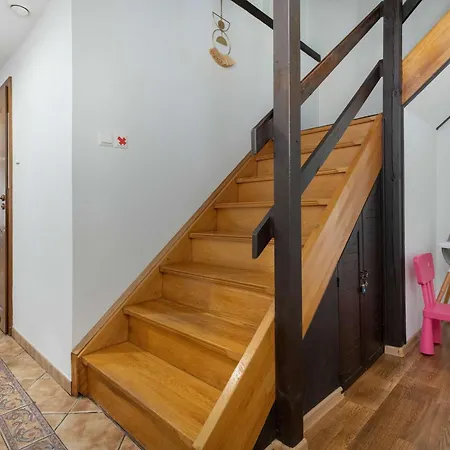 Dom wakacyjny Lana 6 Bedrooms With Parking And Terrace Near The In By Renters