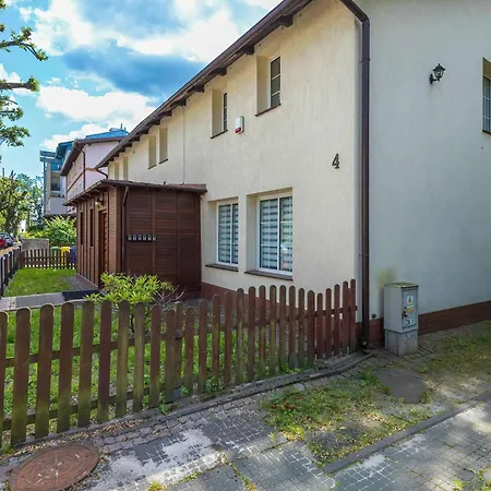 Dom wakacyjny Lana 6 Bedrooms With Parking And Terrace Near The In By Renters Sopot