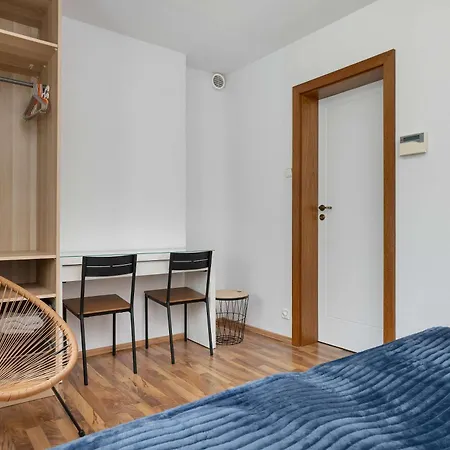 Dom wakacyjny Lana 6 Bedrooms With Parking And Terrace Near The In By Renters *