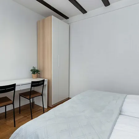 Dom wakacyjny Lana 6 Bedrooms With Parking And Terrace Near The In By Renters