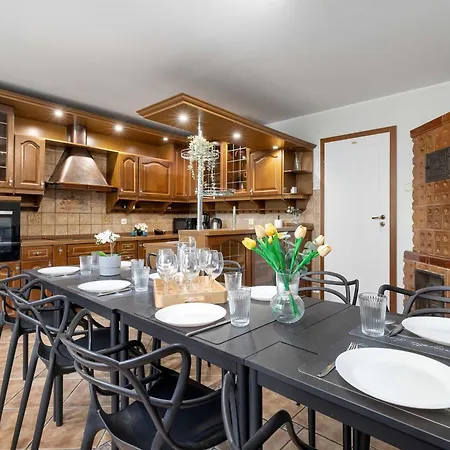 Dom wakacyjny Lana 6 Bedrooms With Parking And Terrace Near The In By Renters *
