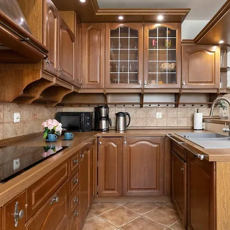Dom wakacyjny Lana 6 Bedrooms With Parking And Terrace Near The In By Renters *